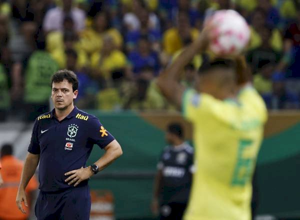 Neymar é atingido por pipocas após empate entre Brasil e Venezuela