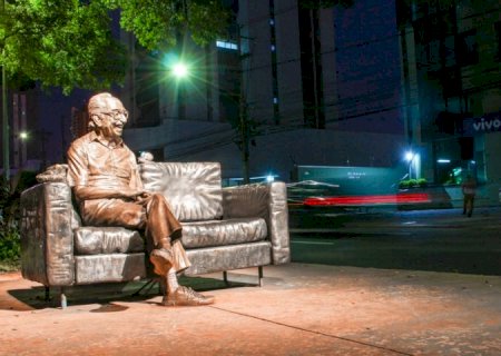 Valorização cultural: estátua de Manoel de Barros ganha revitalização e iluminação cênica