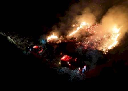 Combate aos incêndios no Pantanal de MS avança pela noite