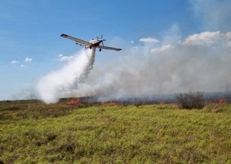 Com apoio aéreo, bombeiros atuam em incêndios florestais e resgatam ribeirinhos no Pantanal