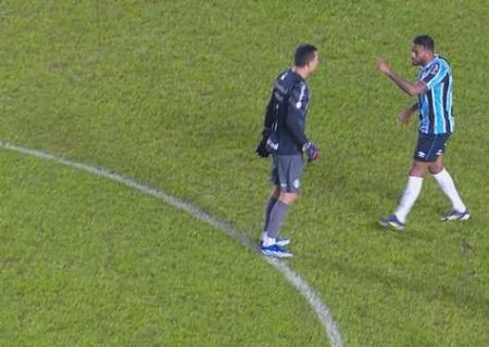 Marchesín e Reinaldo discutem e precisam ser contidos em jogo do Grêmio; assista