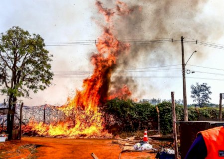 Bombeiros controlam incêndio que ameaçava casas na Aldeia Água Bonita, em Campo Grande