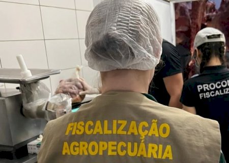 Fiscalização do Procon de MS fecha açougue de mercado, apreende cigarros e bebidas