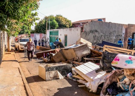 Entre lixos, fezes e restos de comida, limpeza a imóvel abandonado no Nhanhá encheu 2 caminhões