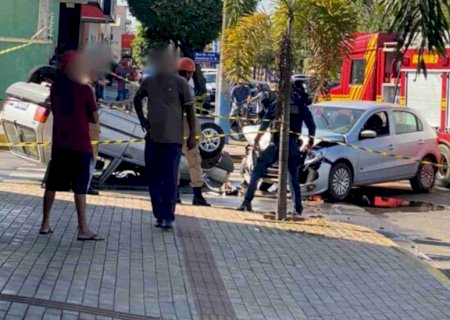 Acidente entre dois carros deixa Fiat Uno capotado e derrama combustível em avenida de Dourados
