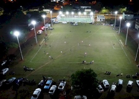 IVINHEMA: Distrito de Amandina ganha Iluminação em campo de futebol