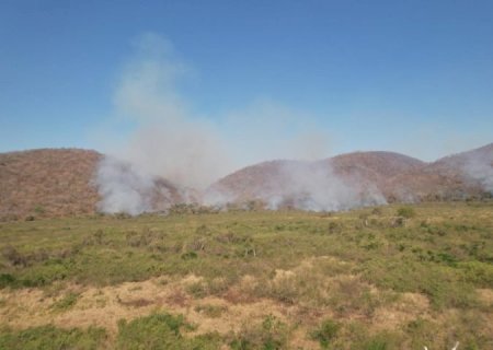 Bombeiros atuam há quatro dias para conter incêndio iniciado por caminhão e monitoram foco na Bolívia