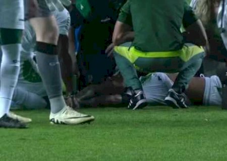 Volante do Coritiba, Zé Gabriel tem mal-estar, cai em campo e é levado de ambulância a hospital; assista