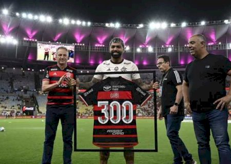 Flamengo homenageia Gabigol com placa alusiva aos 300 jogos pelo clube