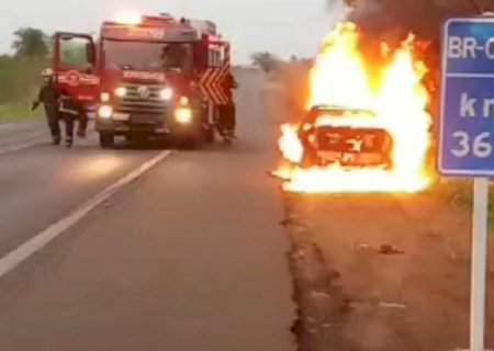 Incêndio destrói carro abandonado nas margens da BR-060 em Campo Grande