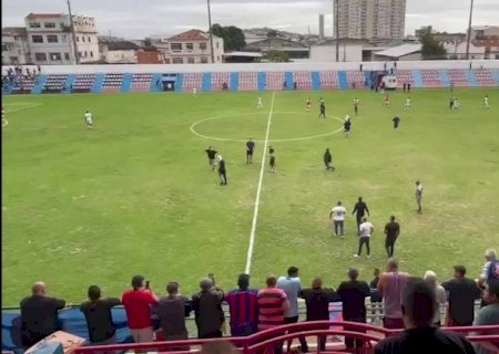 Jogo da Quarta Divisão do Rio tem invasão de campo e homem armado