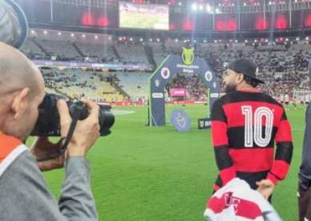 Afastado, Gabigol vai ao Maracanã com a camisa 10 para assistir a Flamengo x Atlético-MG