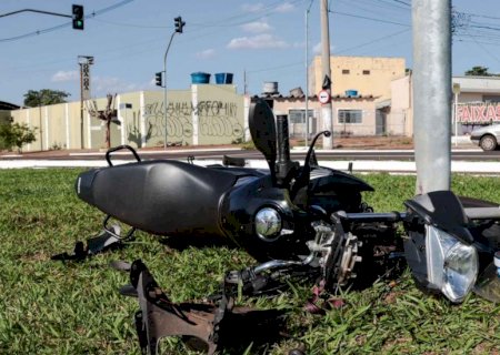 Motociclista bate em poste ao ser ‘fechado’ por Amarok na Avenida Fábio Zahran 