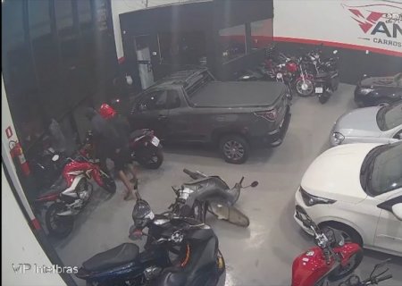 VÍDEO: cinco homens invadem loja e furtam motos em José Bonifácio; prejuízo estimado é de R$ 40 mil