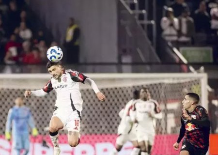 Flamengo vira no 2º tempo, vence Bragantino e encosta no líder Cruzeiro