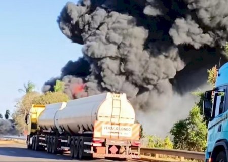 Logo após acidente com três mortes, caminhão explodiu e gerou fumaça quilométrica na BR-267