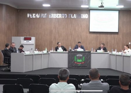 Enquanto prefeituras cortam despesas, Câmara cria 13º para vereadores, prefeito, vice e secretários