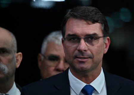 Flávio Bolsonaro participa de culto neste domingo