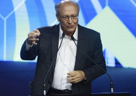 Alckmin diz que Brasil vai se empenhar para tirar mais produtos do tarifaço  ‘com urgência’