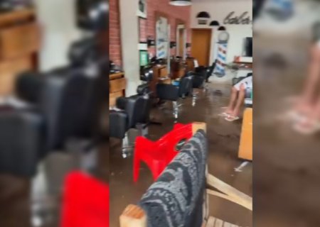 Enxurrada invade casas comercios durante forte chuva em Assis | G1